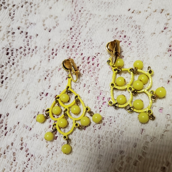 Vintage 1960s Lemon Yellow Chandelier Dangle Clip Earrings MOD - Picture 3 of 3